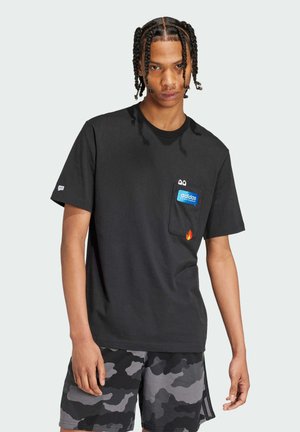 adidas Sportswear REMOJI POCKET GRAPHIC - T-shirt con stampa - black