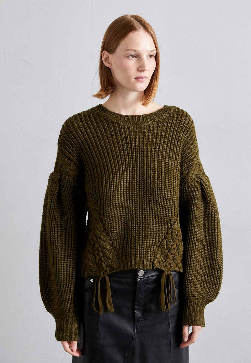 Pullover aus olivgrünem Wollmix mit geripptem Muster, Ballonärmeln und geflochtenen Seitendetails. Kordeln am Saum.