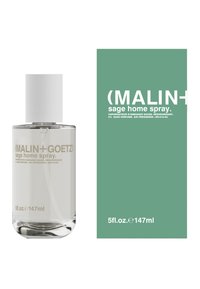 Klare Glasflasche mit einem weißen Deckel, beschriftet mit "(MALIN+GOETZ) Salbei Raumduft." Verpackt in einer grünen Box mit kräftigem weißen Text.