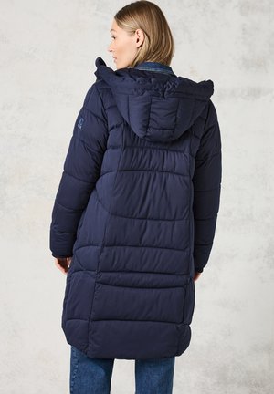 Marinblå pufferjacka med huva, som har horisontella kviltade sektioner och en medellång design. Materialet verkar vara slätt och isolerat.