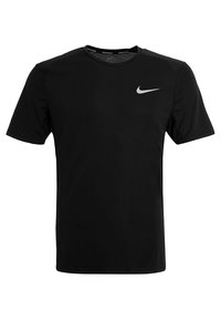 Camiseta deportiva negra de tela ligera; cuenta con un cuello redondo, mangas cortas y un logo reflectante de Nike en el pecho.