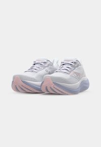 Baskets de sport gris clair avec des accents roses, tige en mesh, semelles rembourrées et semelle extérieure texturée pour une adhérence.