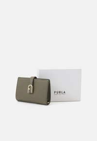 Olivgrünes Lederportemonnaie mit goldfarbener Schnalle und Nähdetails, begleitet von einer weißen Furla-Marke-Box.