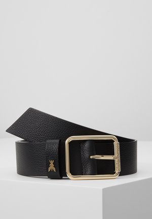 Czarny pasek ze skóry o fakturze z złotą prostokątną sprzączką i małym złotym emblematem owada na pętli paska, wyświetlony zwinięty na białej powierzchni.