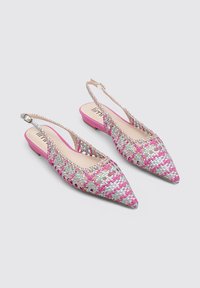Zapatos de slingback tejidos con un diseño de punta en colores rosa, azul y blanco, con un tacón plano y detalles decorativos en las correas.