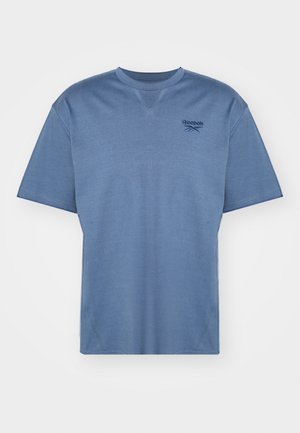 T-shirt de algodão azul com mangas curtas, decote redondo e um logótipo bordado no peito. Apresenta um corte descontraído e uma textura suave.