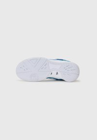 Suola di scarpa sportiva bianca con gomma testurizzata, caratterizzata da accenti blu e turchese, progettata per grip e durata.