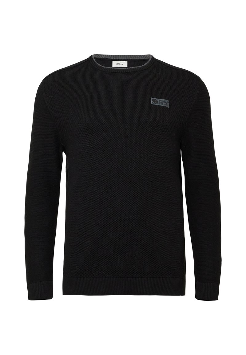 Schwarzer gestrickter Pullover mit strukturiertem Muster, rundem Ausschnitt und kontrastierendem grauen Saum. Mit einem kleinen Logo-Patch auf der Brust.