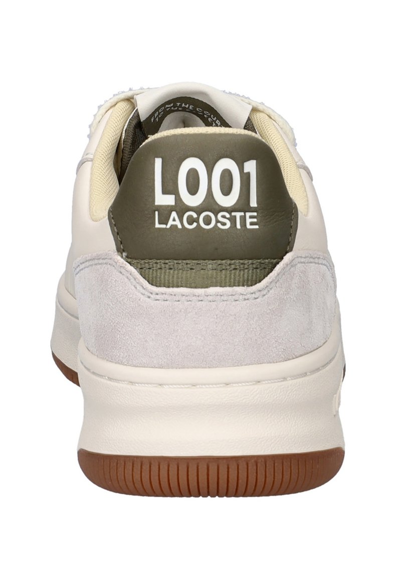 Lacoste L001 sneaker met een crèmekleurig leren bovenwerk, grijs suède accenten, groene hielpatch en een bruine rubberen buitenzool.