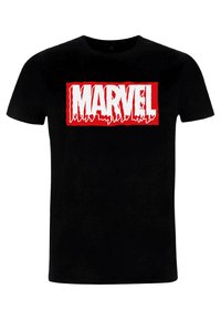 Sort bomulds T-shirt med et stort, hvidt, stiliseret "MARVEL" logo på en rektangulær rød baggrund. Korte ærmer, rund hals design.