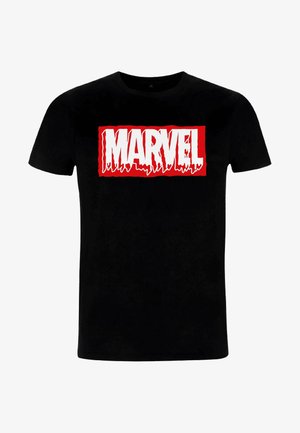 Černé bavlněné tričko s velkým, bílým, stylizovaným logem "MARVEL" na obdélném červeném pozadí. Krátké rukávy, design s kulatým výstřihem.
