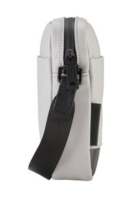 Borsa rettangolare grigia realizzata in tessuto testurizzato con una cerniera nera, dettagli in pelle e una tracolla nera rimovibile.