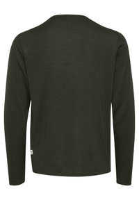 Pull à manches longues vert foncé avec un col rond, fabriqué dans un tissu doux et texturé. Présente une petite étiquette sur le côté inférieur.