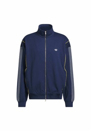 Mornarsko plava trenirka s patentnim zatvaračem, izrađena od mekog tkanja, s žutim naglascima i sivim prugama na rukavima; mali logo na prsima.