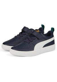 Sneaker sintetiche blu navy con accenti bianchi, dotate di una cinghia in velcro e chiusura con lacci, punta rotonda e lati testurizzati con perforazioni.