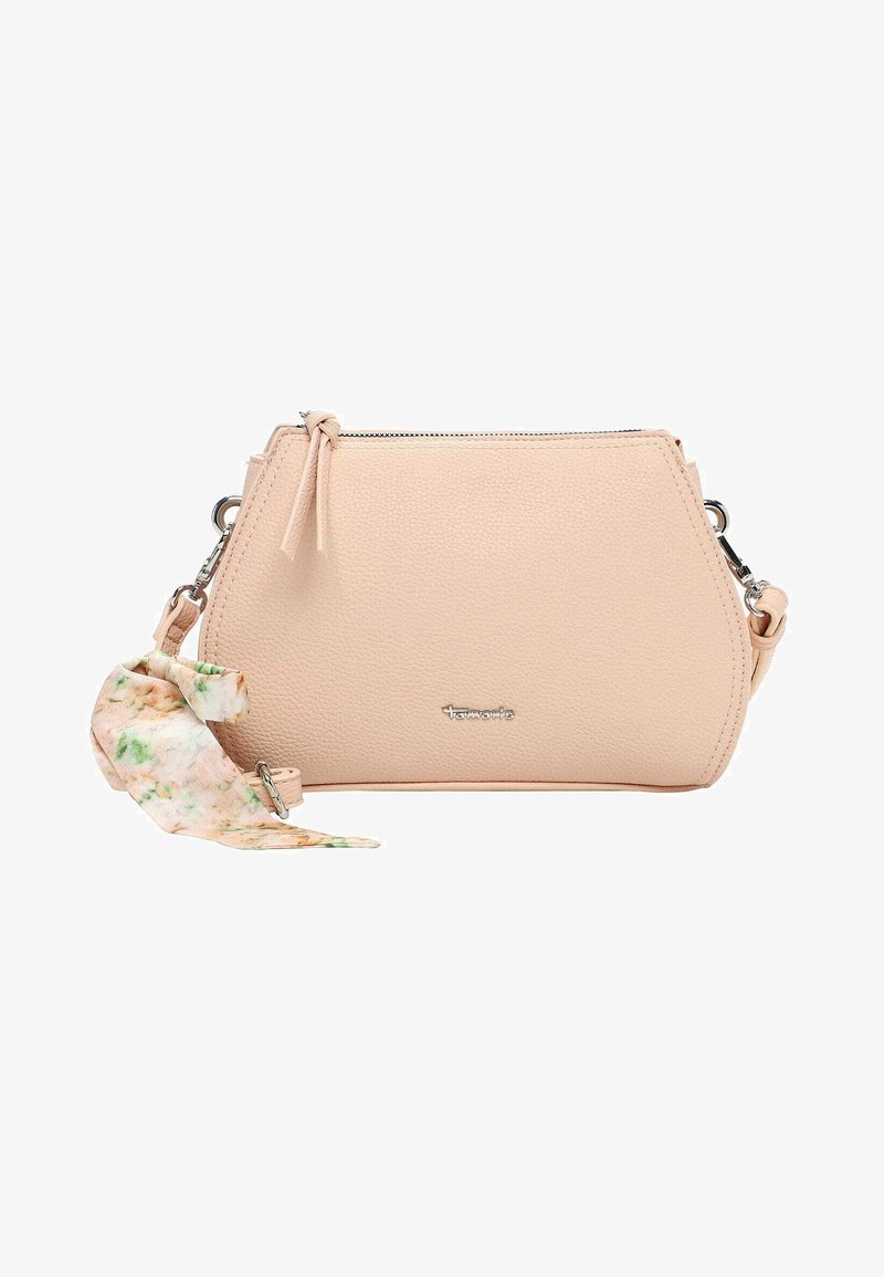 Sac bandoulière en cuir rose clair texturé avec fermeture éclair argentée, logo argenté, sangle amovible et tissu fleuri noué sur un côté.