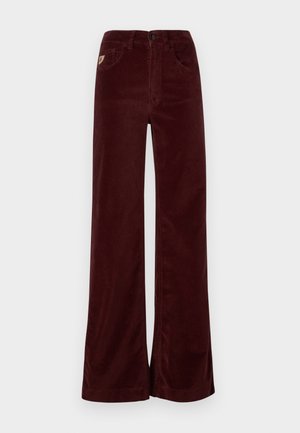 Bordeauxfarbene Cordhosen mit weiter Beinform, ausgestattet mit einem Knopfverschluss, Fünf-Taschen-Stil und einem kleinen Markenetikett auf der Vorderseite.