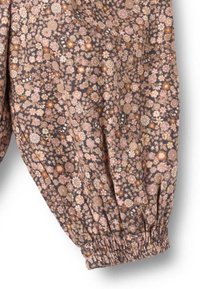 Tkanina w kwiatowy wzór w odcieniach brązu i różu, z elastycznymi mankietami. Materiał wydaje się lekki i o strukturze.