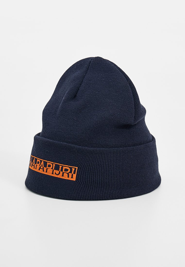 Navyblaue Strickmütze mit einem orangen Logopatch. Weiche Textur, enganliegendes Design. Flaches Profil mit umgeschlagenem Rand.
