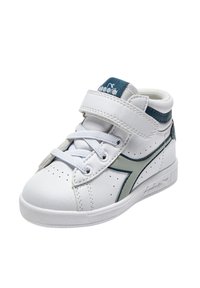 Sneaker bianco alto realizzato in pelle sintetica con un accento turchese, dotato di una fascia in velcro, chiusura con lacci e dettagli perforati.