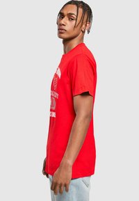 Merchcode COOLEST DAD ROUND NECK - Camiseta estampada - cityred