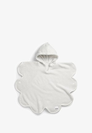 Poncho bianco con cappuccio, realizzato in un morbido tessuto testurizzato con bordo a onde e bottoni. Presenta un cappuccio accogliente e una piccola etichetta nella parte inferiore.
