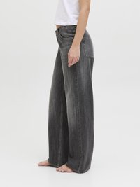 Grå denim bukser med vid kaki og høy midje, med en subtil falmet tekstur og en klassisk fem-lomme design.