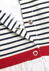 Abito a righe con righe blu navy e bianche, vita rossa, bottoni a pressione argentati e gonna bianca testurizzata. Materiale in cotone, design casual.