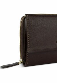 Cartera de cuero marrón con superficie texturizada, cierre con cremallera, costuras visibles y un pequeño tirador de cuero. Acentos en dorado.