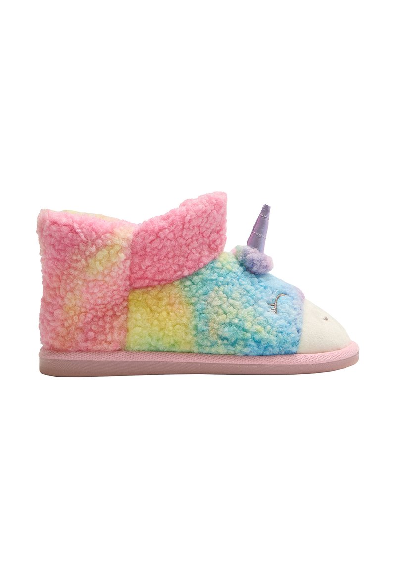 Zapatillas temáticas de unicornio coloridas con textura esponjosa, que presentan tonos pastel de rosa, amarillo y azul, y una punta suave y redondeada.