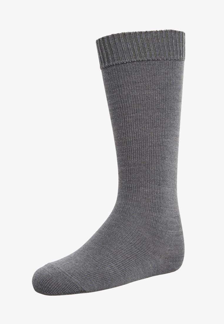 Calzino grigio a maglia con bordo a coste, caratterizzato da una consistenza liscia e un design della punta senza cuciture, che si estende fino a metà polpaccio.