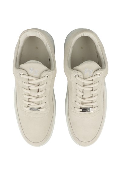 Sneakers in suede beige con punta arrotondata, chiusura con lacci e suola in gomma bianca. Presentano un branding sottile sulla linguetta e sul lato.