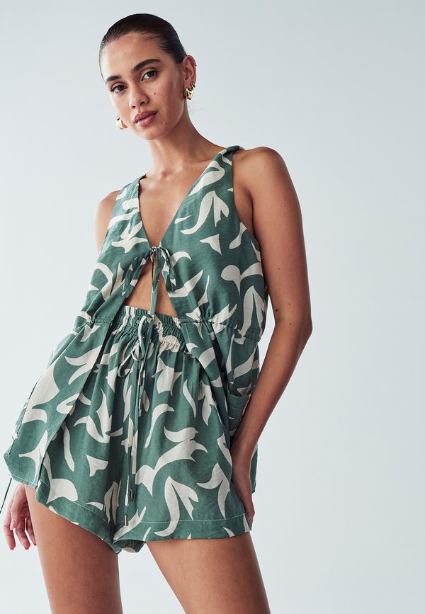 LEVIE   - Shorts - sage abstract