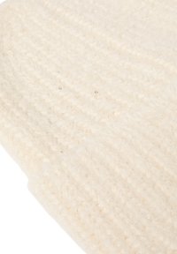 Beanie lavorato in lana di un morbido color crema con un motivo testurizzato. Dettagli luccicanti discreti integrati nel filato per un interesse visivo aggiuntivo.