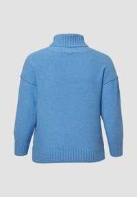 Jasnoniebieski dziany sweter z wysokim kołnierzem, z długimi rękawami, ściągaczami przy mankietach i dolnym brzegu, widoczny z tyłu na jednolitym tle.