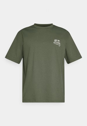 Olajzöld, kerek nyakú, rövid ujjú póló, kicsi fehér "Karma" grafikával a bal mellkason.