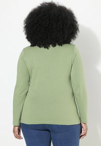 Ulla Popken ROLLKRAGEN - Langarmshirt - sage green