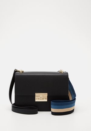 Borsa a tracolla in pelle nera con chiusura dorata e tracolla larga in tessuto con strisce blu, beige e nere su sfondo bianco.