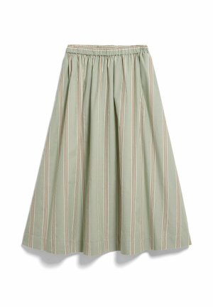 Lichtgroene midirok met verticale beige en bruine strepen en een elastische tailleband, plat gelegd op een witte achtergrond.