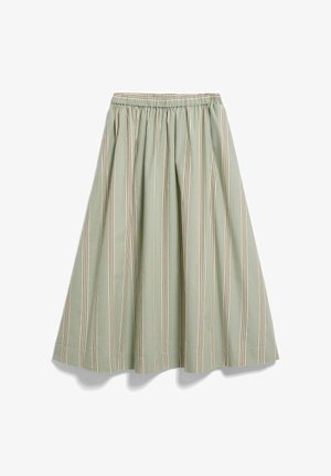 Lichtgroene midirok met verticale beige en bruine strepen en een elastische tailleband, plat gelegd op een witte achtergrond.