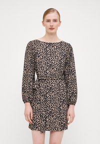 Kjole med leopardmønster featuring lange ermer, rund hals, belted midje og en samlet skjørt, laget av lette stoffer med en glatt tekstur.