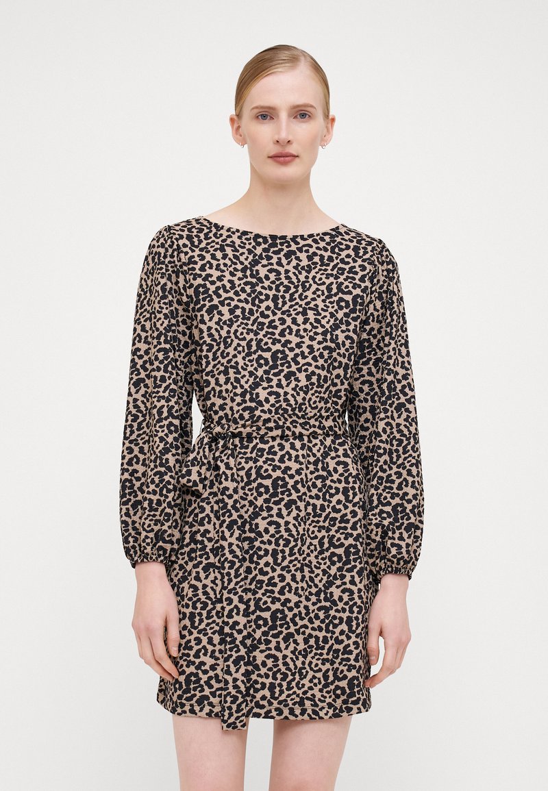 Kjole med leopardmønster featuring lange ermer, rund hals, belted midje og en samlet skjørt, laget av lette stoffer med en glatt tekstur.