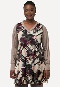 Sukienka w kwiatowy wzór o kremowym tle, z ciemnofioletowymi, różowymi i szarymi akcentami. Długie, gładkie beżowe rękawy oraz dekolt w kształcie litery V.