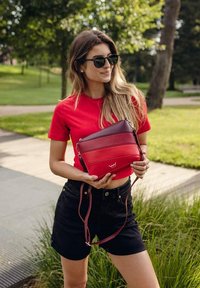 VUCH COALIE STRIPED - Taška s příčným popruhem - red