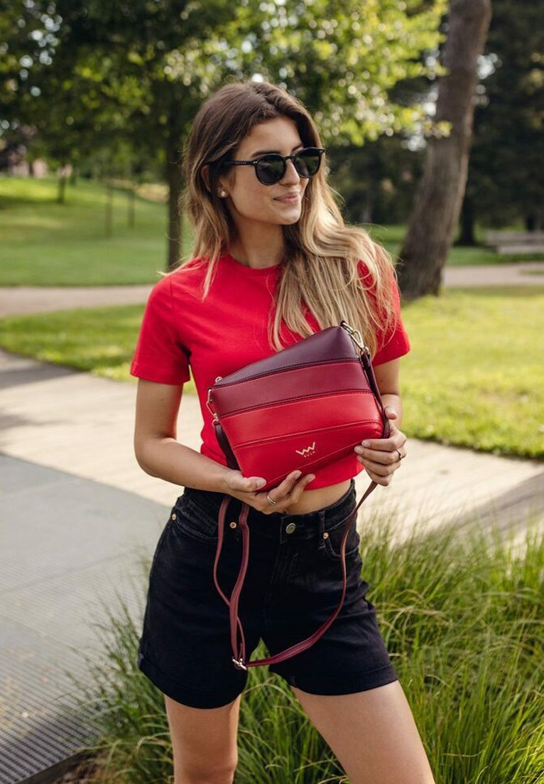 VUCH COALIE STRIPED - Taška s příčným popruhem - red
