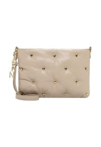 Borsa a mano in pelle beige con design trapuntato, adornata con piccoli chiodini a forma di cuore dorati. Caratterizzata da un cinturino da polso removibile e chiusura zip.
