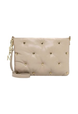 Borsa a mano in pelle beige con design trapuntato, adornata con piccoli chiodini a forma di cuore dorati. Caratterizzata da un cinturino da polso removibile e chiusura zip.