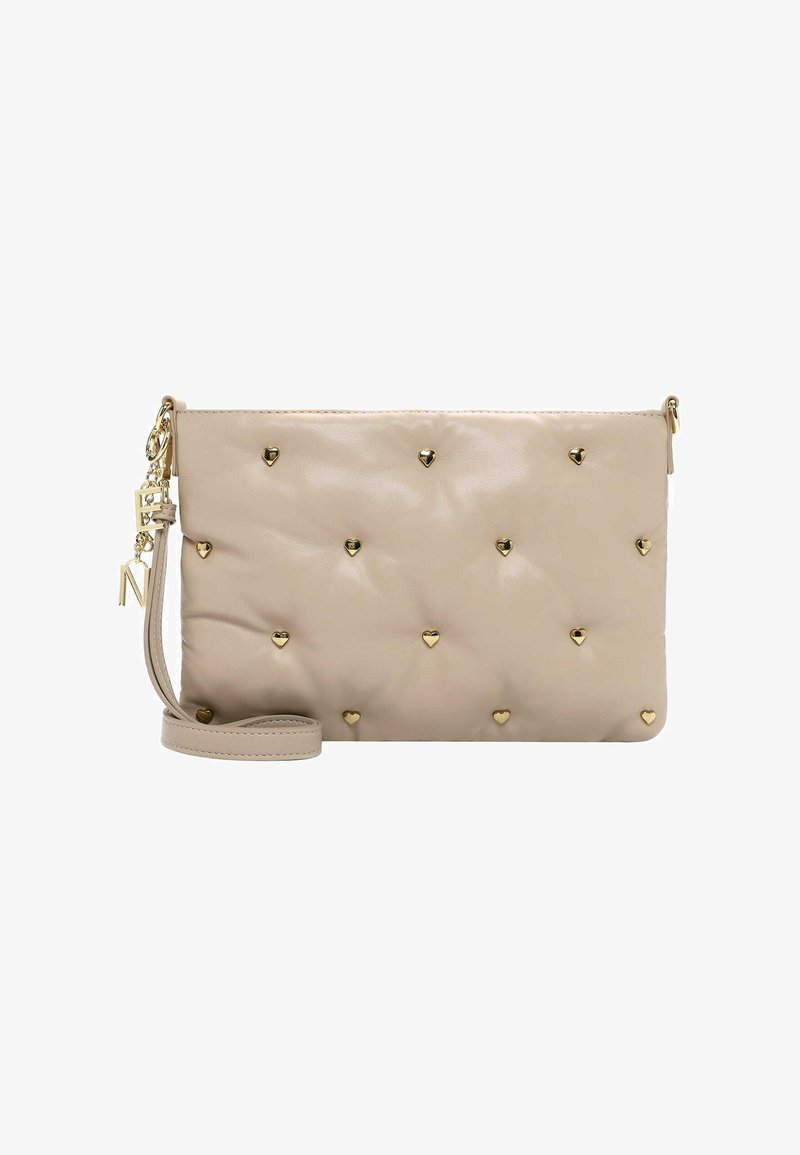 Beige Leder-Clutch mit einem gesteppten Design, verziert mit kleinen goldenen Herz-Nieten. Ausgestattet mit einem abnehmbaren Handgelenkriemen und einem Reißverschluss.