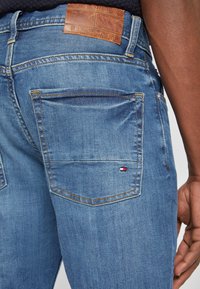 Tommy Hilfiger DENTON NAPLES - Sirgete säärtega teksad - naples