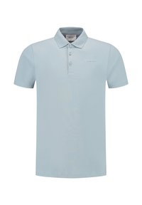 Lichtblauw poloshirt van soepel materiaal, met een klassieke kraag, drie-knopen placket en subtiele branding op de borst.